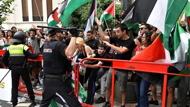 Los miembros de seguridad se encargaron de detener a los manifestantes.