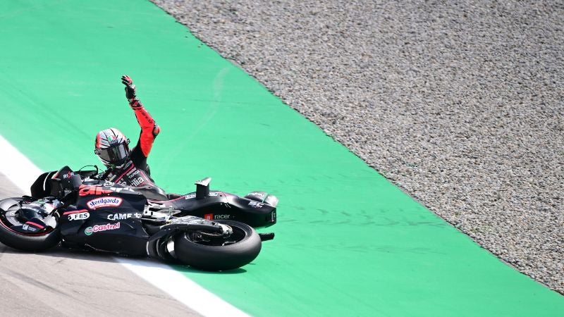 El piloto italiano de MotoGP del equipo Aprilia Racing, Marco Bezzecchi, se accidentó durante la carrera del Gran Premio de Cataluña.