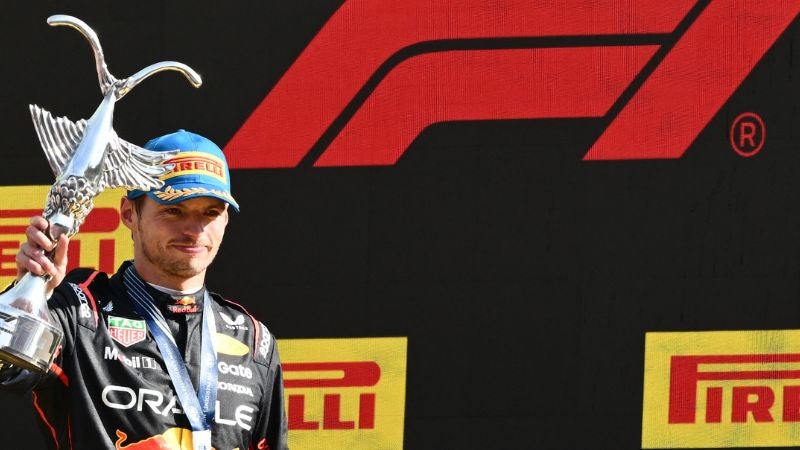 El piloto holandés de Red Bull Racing, Max Verstappen, celebra su victoria en el podio tras ganar el Gran Premio de Italia de Fórmula 1 en el circuito Autodromo Nazionale Monza.