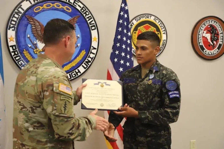 EE.UU. honra militar hondureño aterrizaje
