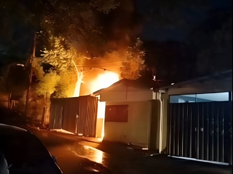 Incendio afecta contenedor con cuerpos en el Centro de Medicina Forense de TGU