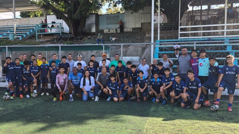 Cuerpo técnico, padres y niños conforman la gran familia azul profundo en la categoría U-13.