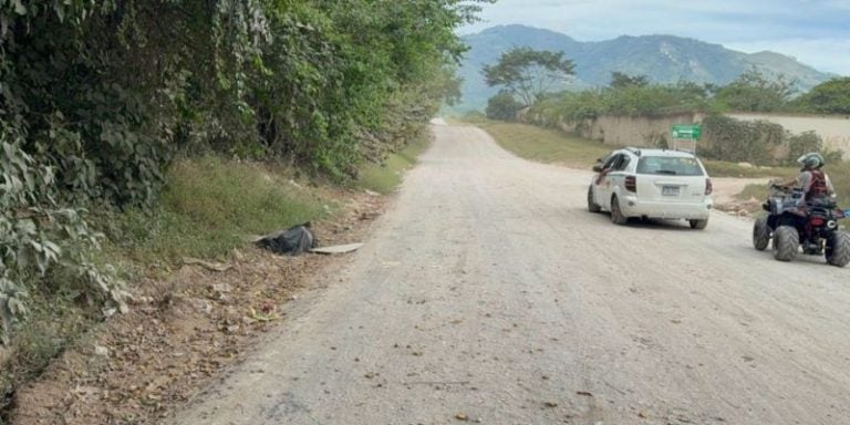 Hallan cadáver putrefacto dentro de bolsas negras a orilla de carretera en Comayagua