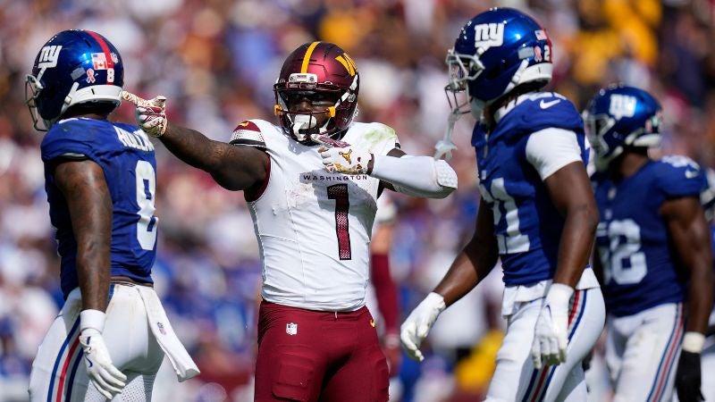 Deebo Samuel, de los Washington Commanders, marca un primer down contra los New York Giants.