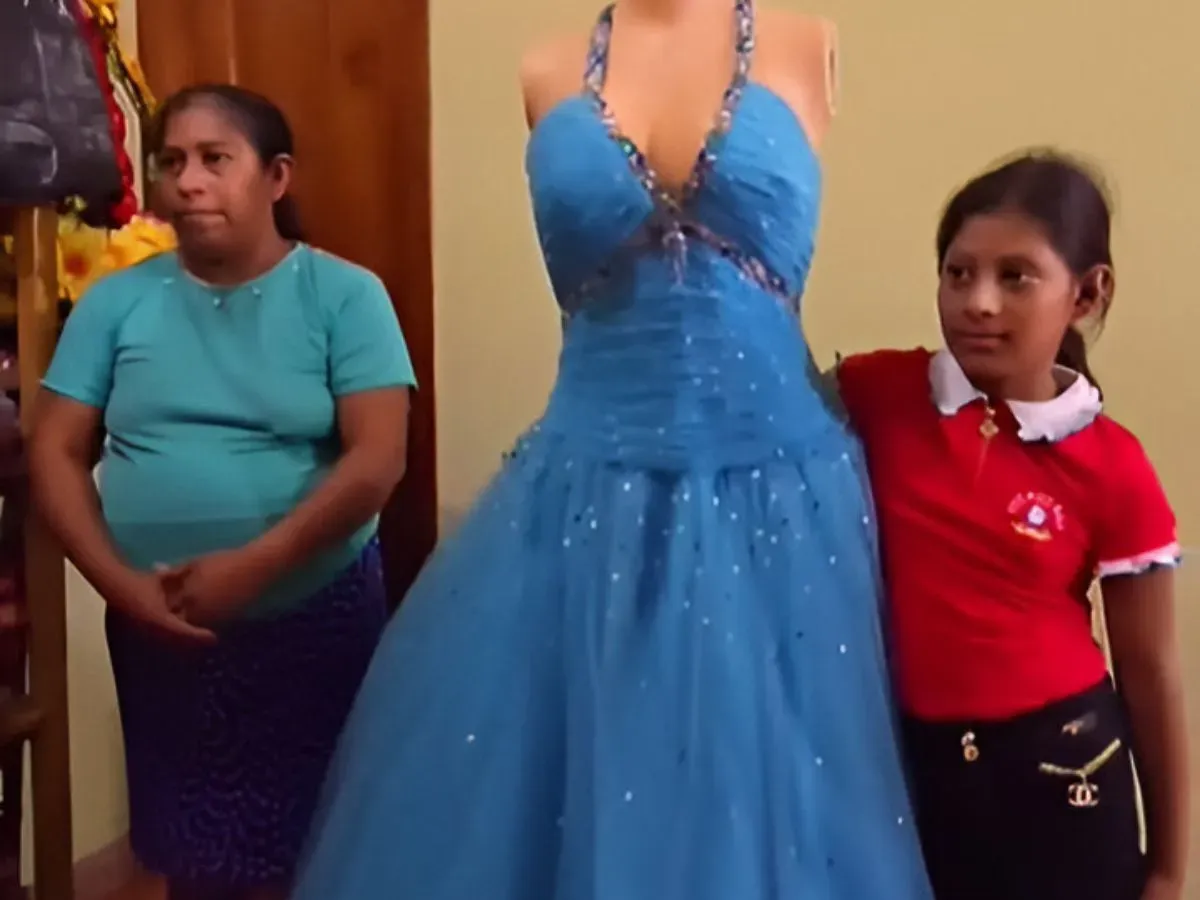Niña Copán recibe vestido