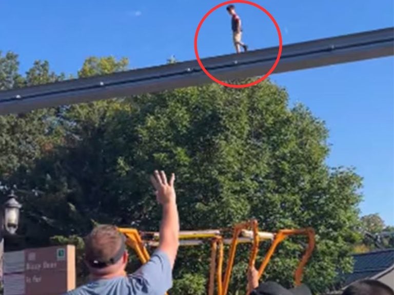 Niño camina en riel de montaña rusa EEUU