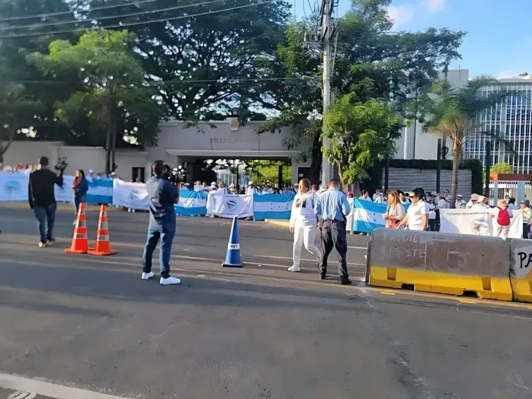 Ministra de salud no descarta despidos por protestas