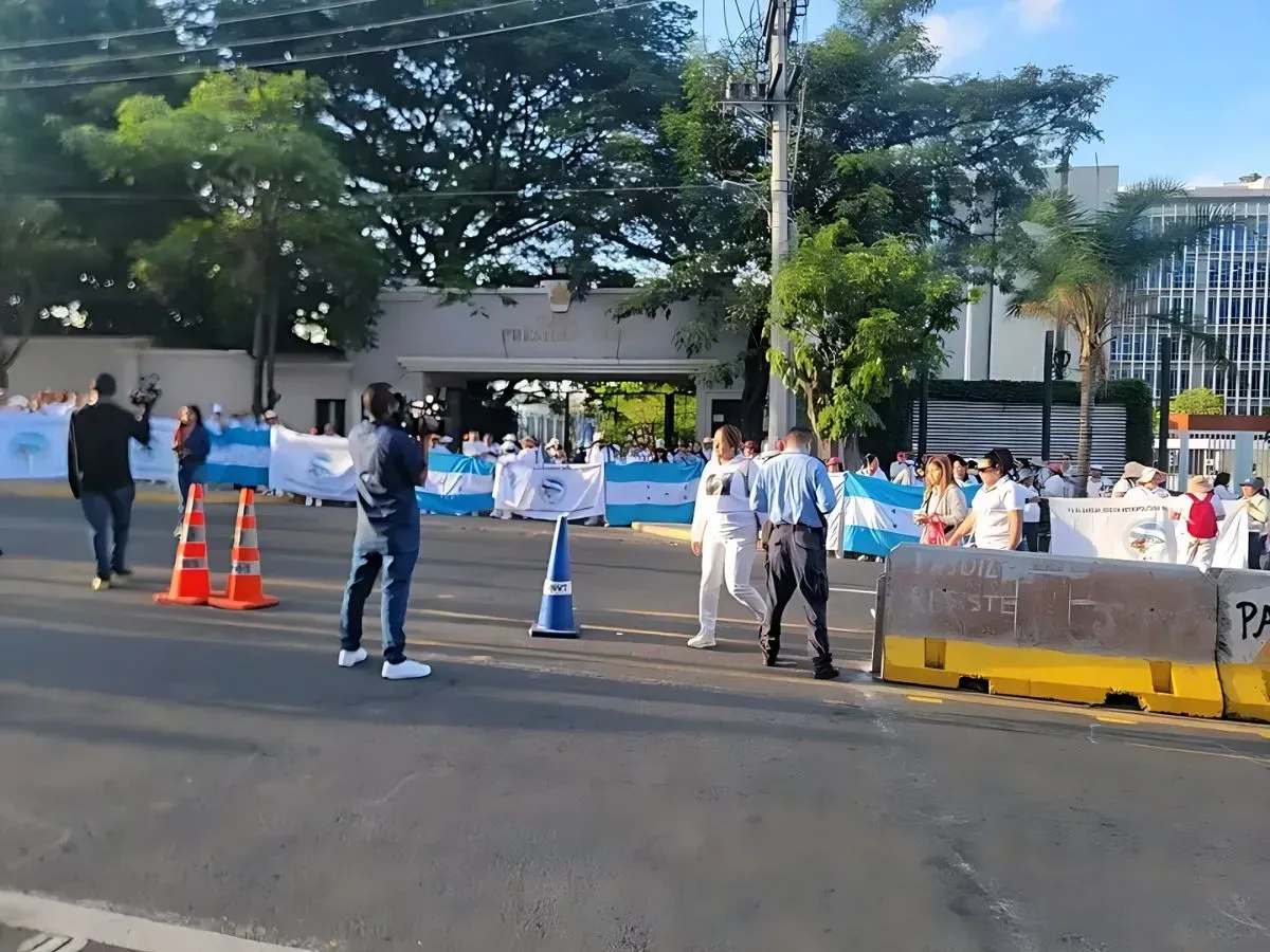 Ministra de salud no descarta despidos por protestas
