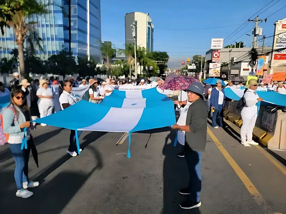 Ministra de salud no descarta despidos por protestas
