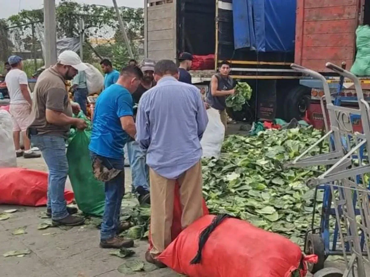 Comerciantes invaden 27 calle con productos y provocan colapso vehicular