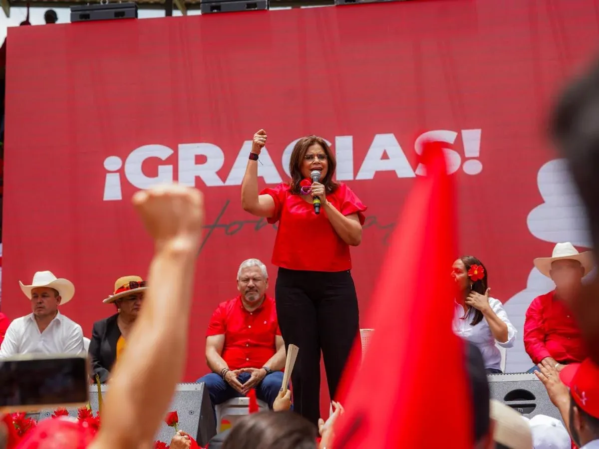 Rixi estuvo acompañada de sus candidatos a designados presidenciales.