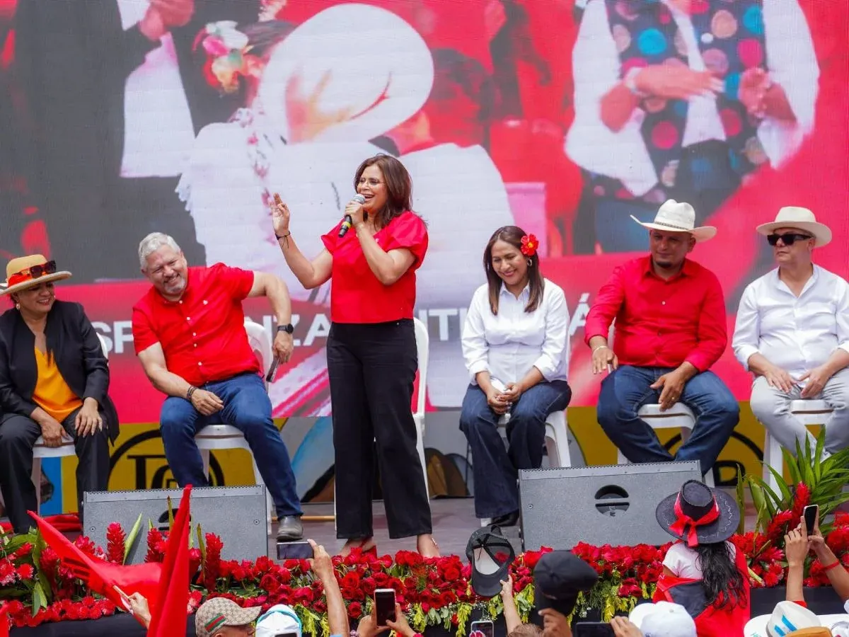 Rixi Moncada dando su discurso en la primera movilización de su gira realizada en Trojes, El Paraíso.