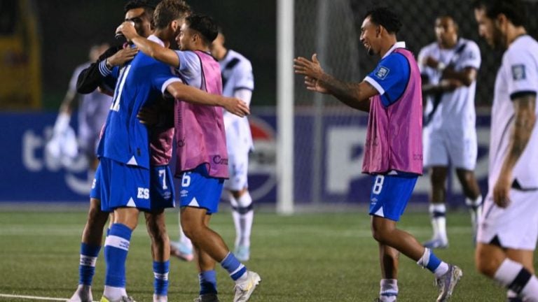 Los salvadoreños celebran su primera victoria en su visita a Guatemala.