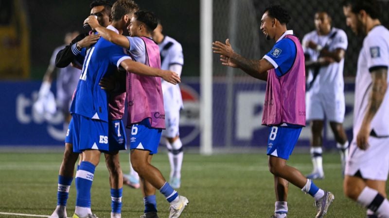 Los salvadoreños celebran su primera victoria en su visita a Guatemala.