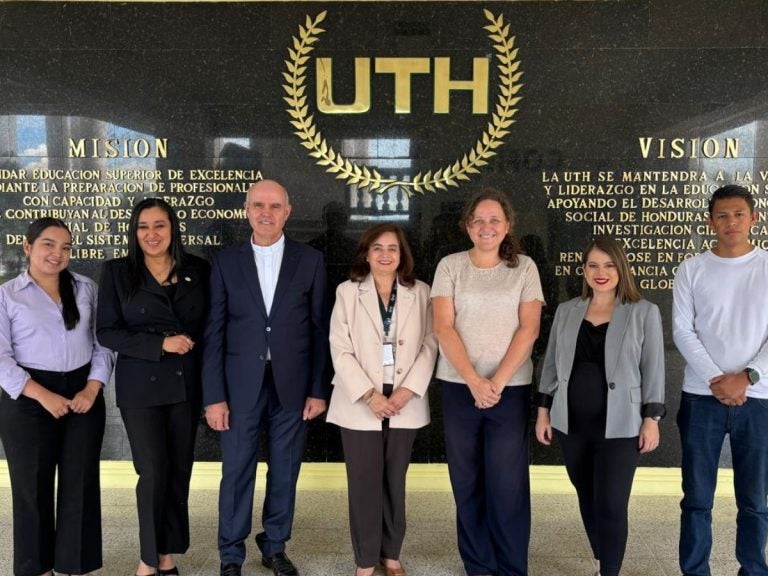 UTH y FUNDACOES firman convenio para fortalecer educación y solidaridad en Honduras