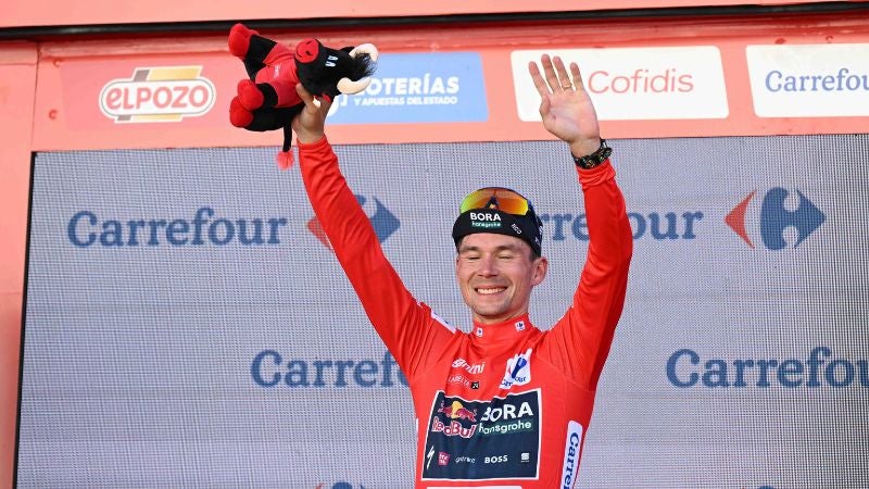 El ciclista danés, Jonas Vingegaard, consigue mantener el liderato en la general y conserva el maillot rojo.