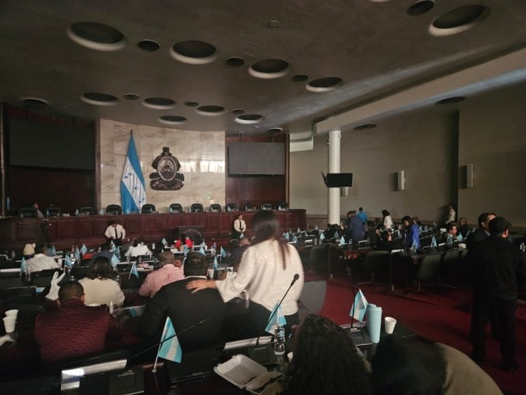 Los diputados de oposición estaban en el hemiciclo cuando fue suspendida la sesión.