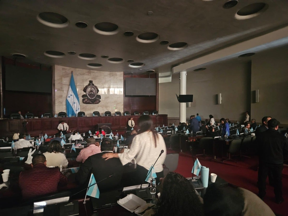 Los diputados de oposición estaban en el hemiciclo cuando fue suspendida la sesión.