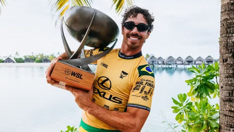 El surfista brasileño, Yago Dora, se coronó campeón del mundo en Fiyi tras imponerse en las finales del World Surf League.