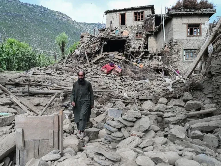 Tragedia en Afganistán: terremoto supera los 2,200 muertos