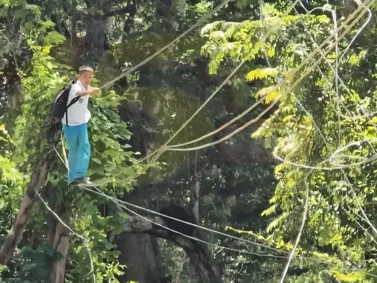 Estudiantes en Olancho arriesgan su vida cruzando un río sobre cables para ir a la escuela