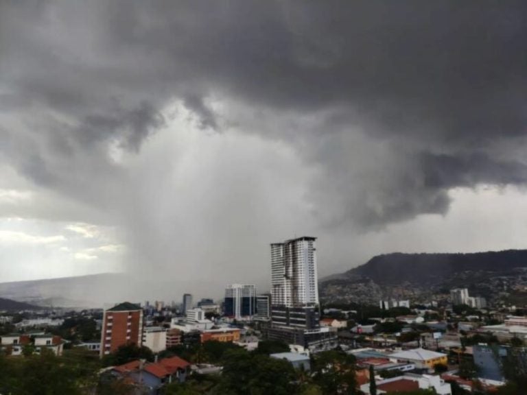 Onda tropical ingresará este domingo a Honduras y dejará fuertes lluvias