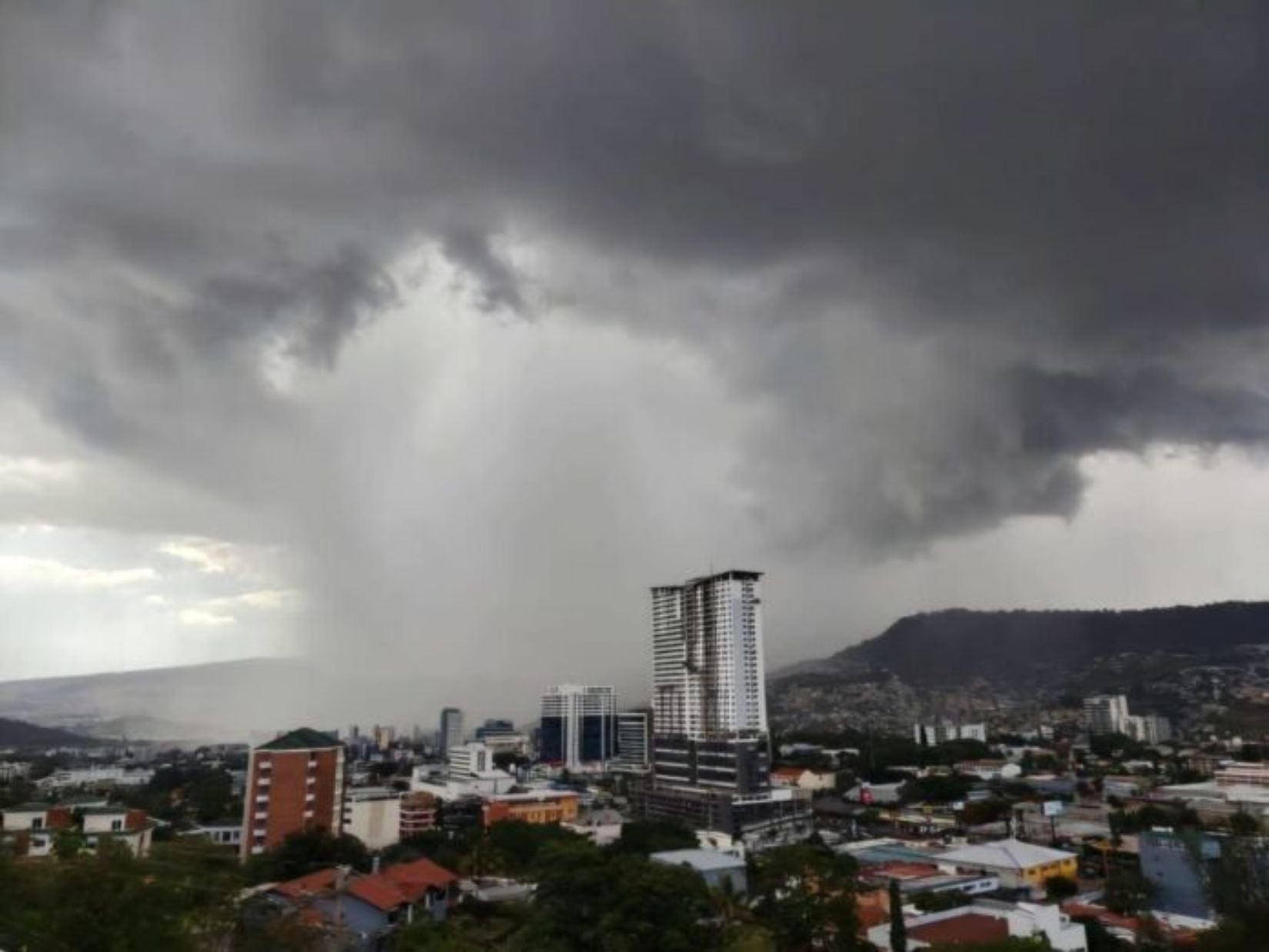 Adiós al calor sofocante: onda tropical traerá lluvias a varias zonas del país