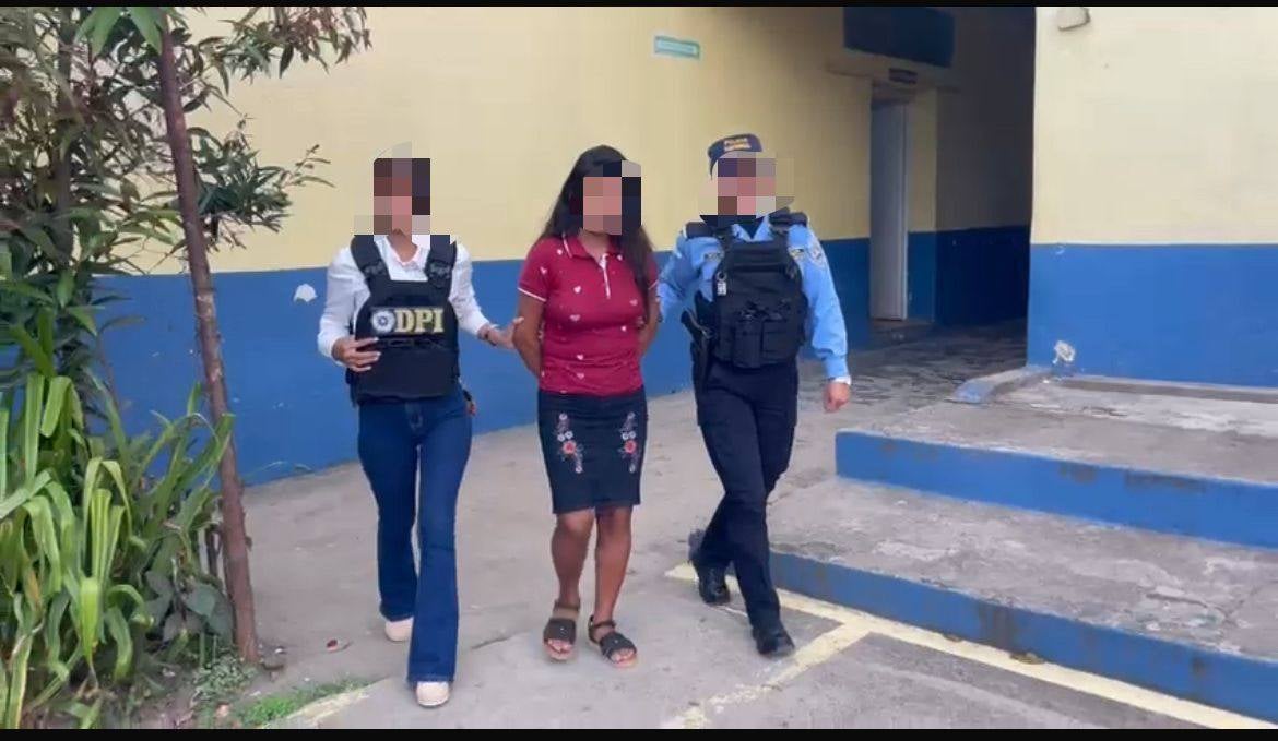 mujer arrestada