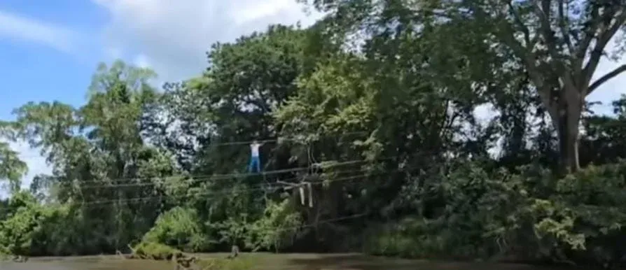 Estudiantes en Olancho arriesgan su vida cruzando un río sobre cables para ir a la escuela