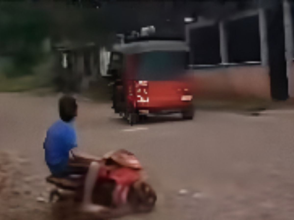 niños manejando mototaxis