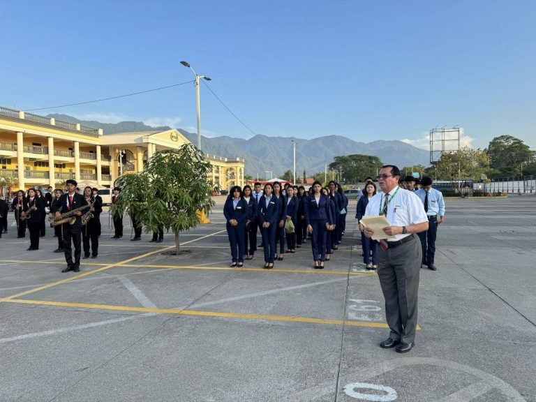 UTH inicia el mes patrio con homenaje a la Bandera Nacional